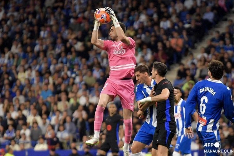 Barcelona Resmi Rekrut Joan Garcia, Kiper Masa Depan Spanyol