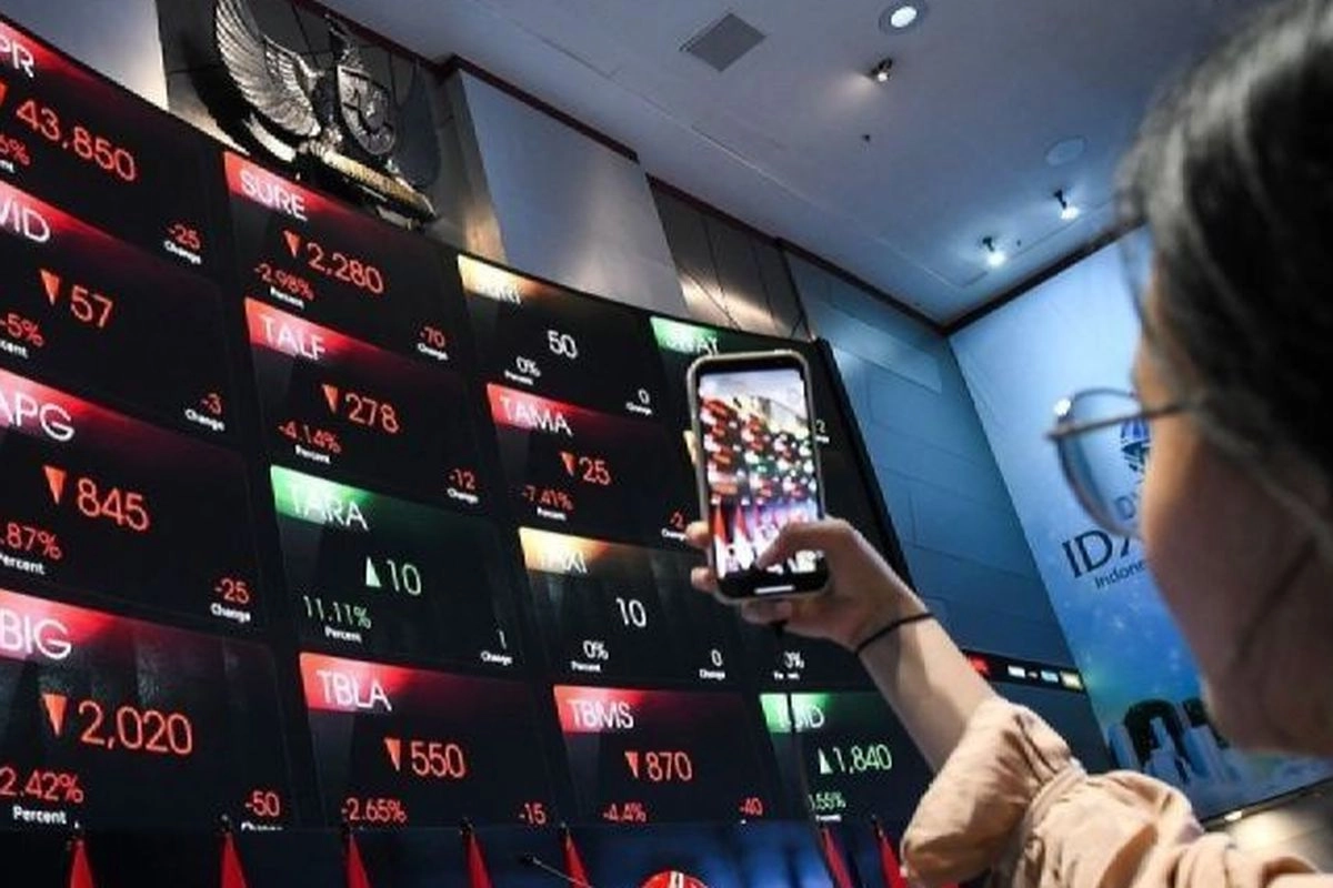 IHSG Awal Sesi Turun di Bawah Level 7.100, Rupiah Pagi Melemah