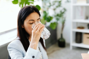Minum Air Putih Terlalu Banyak Bisa Berbahaya, Ini Rekomendasi Jumlah Aman Tiap Hari