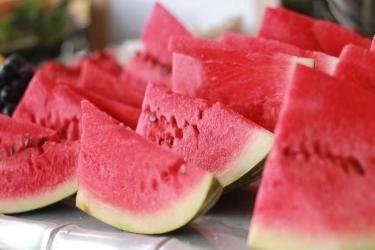 Pentingnya Mencuci Semangka Sebelum Dipotong