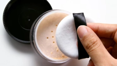 Butuh Loose Powder untuk Kulit Berminyak? Cek Rekomendasinya di Sini