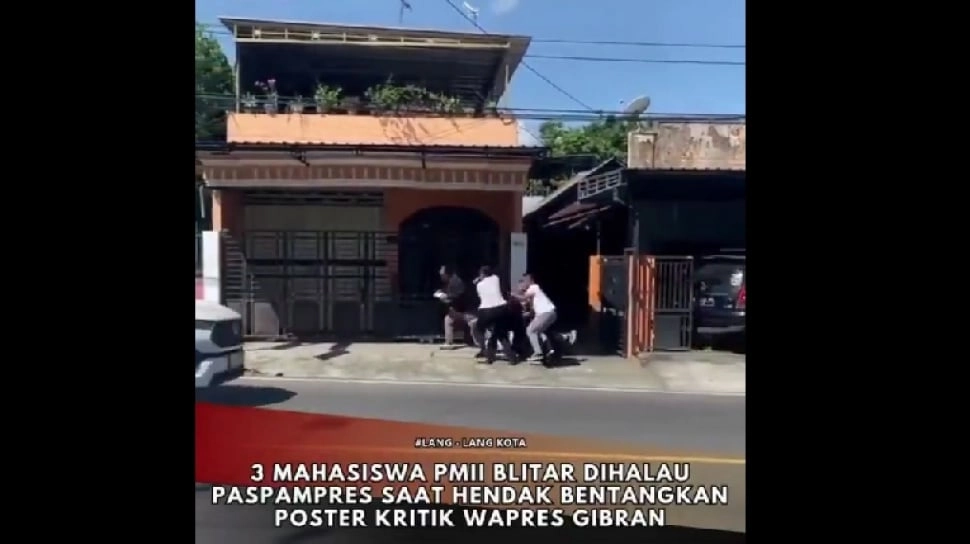 Demokrasi Omon-Omon? Momen Paspampres Piting Leher Mahasiswa PMII Pengkritik Gibran di Blitar Viral