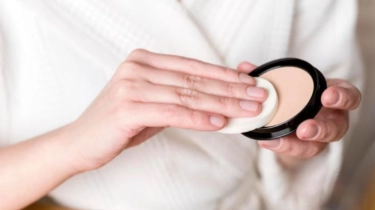 Ini 3 Warna Bedak yang Sesuai untuk Kulit Kuning Langsat, Bikin Wajah Segar Sepanjang Hari