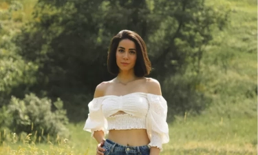 15 Outfit Denim dan Putih yang Selalu Cocok Dipakai, Semua Item Basic Ini Pasti Sudah Ada di Lemari