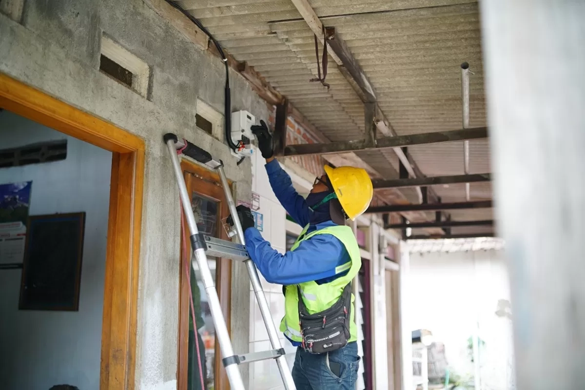 812 Warga Pra Sejahtera Dapat Sambungan Listrik Gratis dari PLN Jatim