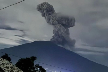 Gunung Marapi di Padang Erupsi, Kemenhub Pastikan Bandara Minangkabau Masih Beroperasi Normal
