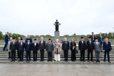 Momen Prabowo Bersama Menhan Sjafrie Beri Penghormatan ke Korban Perang Dunia II di Rusia