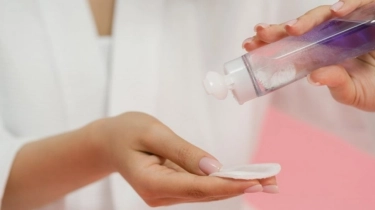5 Micellar Water Terbaik untuk Kulit Berjerawat dan Beruntusan, Bye Breakout