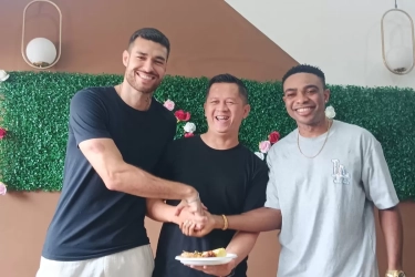 Jelang Pensiun, Osas Saha Buka Bisnis Bareng Eks Bek Rans Nusantara Willian Correia: Yang Mau Kopi Enak Bisa ke Sini