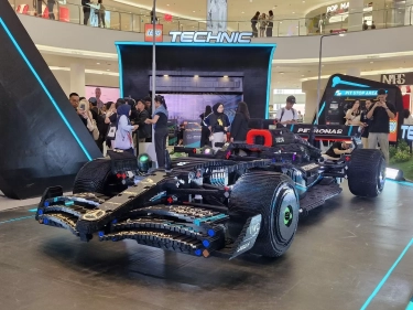Replika Mobil BalapF1 Mercedes Parkir di Senayan City, Manjakan Fans Lego dan Formula 1