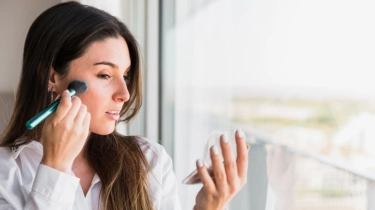 7 Rekomendasi Bedak yang Semakin Berkeringat Semakin Bagus, Warnanya Menyatu di Kulit