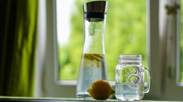 Benarkah Botol Kaca Lebih Aman dari Plastik? Studi Ini Temukan Fakta Mengejutkan soal Mikroplastik