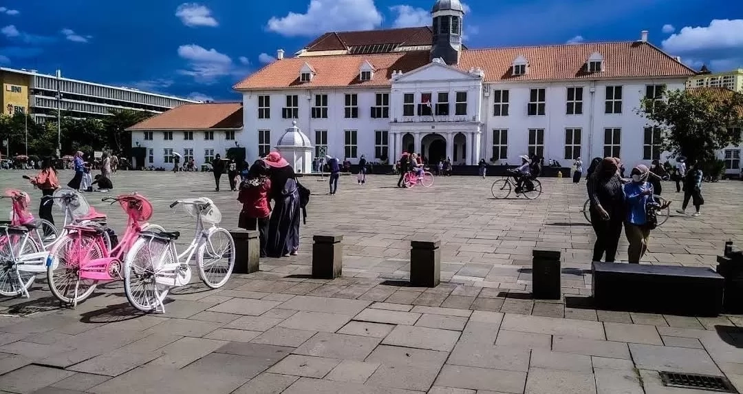 Menikmati Jakarta Lewat Rel: Deretan Tempat Wisata yang Dekat dari Stasiun, Ada Kota Tua hingga Monas