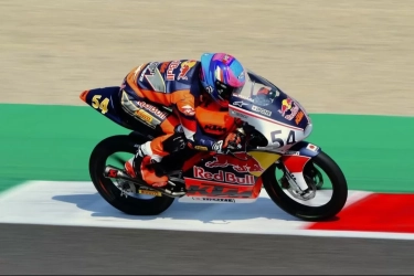 Veda Ega Ciptakan Rekor Fantastis Usai Back to Back Juara Red Bull Rookies Cup di Mugello, Lewati Pencapaian Juara Dunia MotoGP!