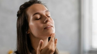 Kulit Berminyak Sebaiknya Pakai Sunscreen SPF Berapa? Ini Rekomendasi Dokter Kecantikan