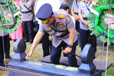 Menjelang Peringatan Hari Bhayangkara ke-79 pada 1 Juli, Kapolri Ziarah ke Makam Jenderal Hoegeng