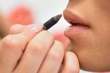 Tips Memilih Lip Liner yang Sesuai untuk Setiap Warna Lipstik agar Tampilan Bibir Rapi dan Tahan Lama