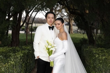 Amanda Rawles Menikah, Tampil Anggun dalam Balutan Gaun Karya Hian Tjen