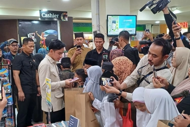 Momen Gibran Borong Alat Tulis untuk Anak Yatim Piatu di Banyuwangi