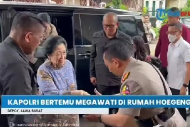 Momen Kapolri Cium Tangan Megawati di Acara Ultah Istri Hoegeng