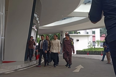 Nadiem Makarim Tiba di Kejagung, Bawa Tas Hitam Besar