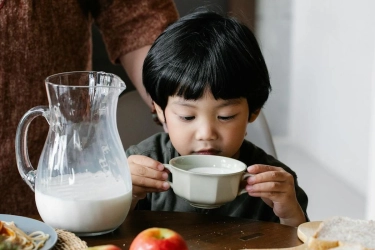 Perlukah Anak di Atas 1 Tahun Minum Susu? Ini Penjelasan Dokter