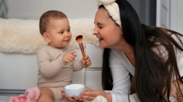 5 Bedak Bayi Padat yang Bagus dan Aman untuk Kulit Si Kecil, Bye Ruam dan Biang Keringat!