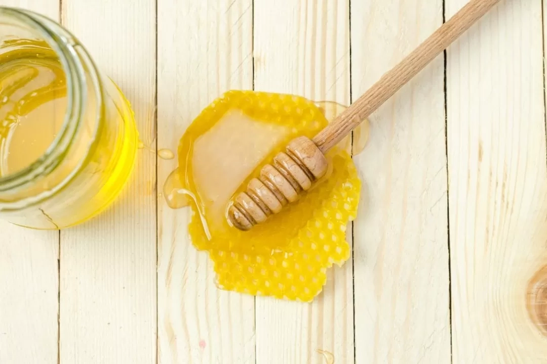 6 Manfaat Masker Madu untuk Kecantikan Kulit Wajah, Lengkap dengan Resep dan Cara Membuatnya!