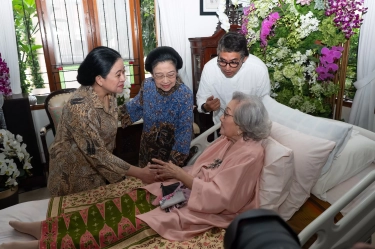 Hadiri Ultah ke-100 Istri Jenderal Hoegeng, Megawati Dapat potongan Kue Pertama dan Suapi Meriyati Roeslani