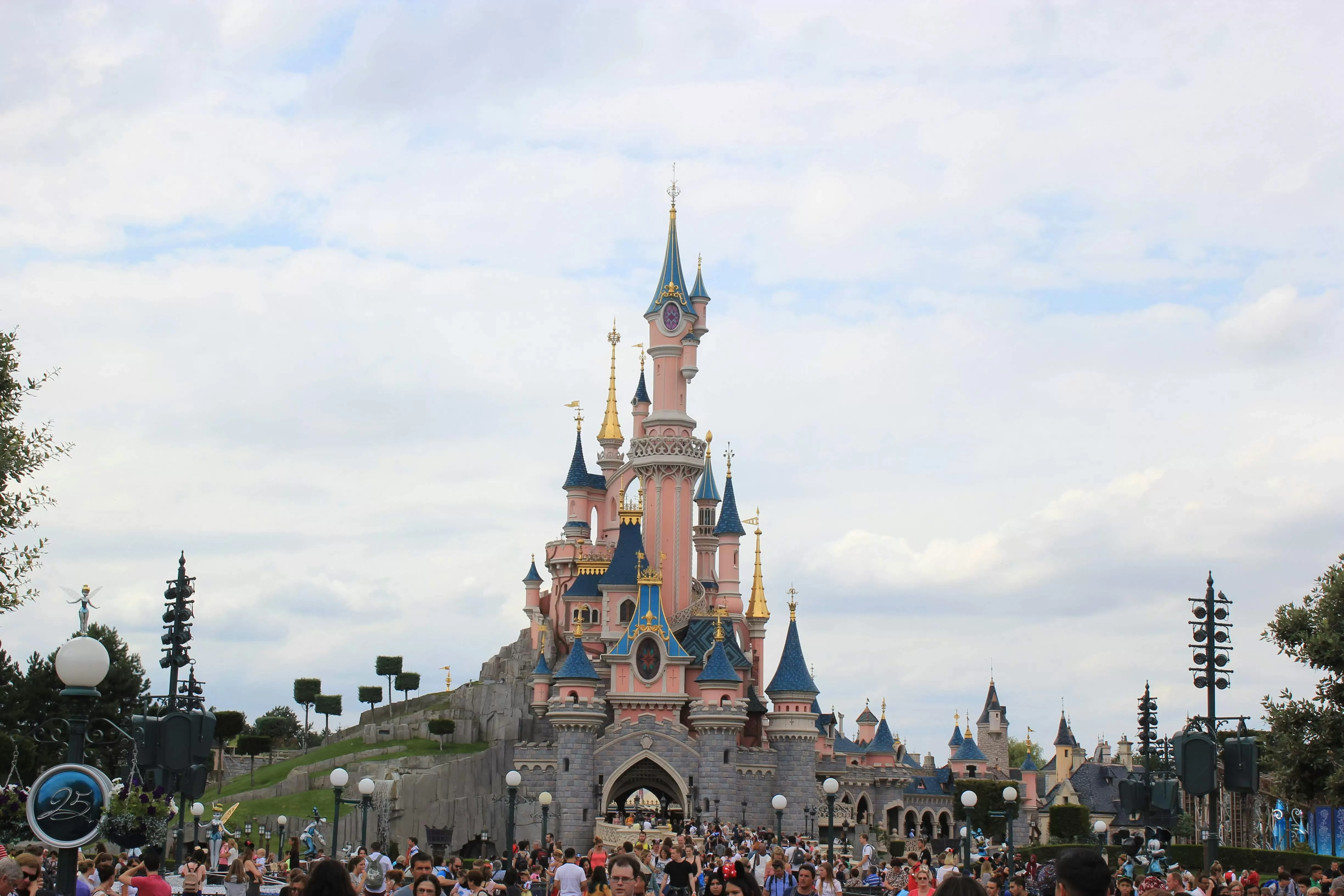 Pernikahan di Disneyland Paris Picu Kehebohan karena Pengantin Perempuan Masih Anak Kecil, Begini Faktanya