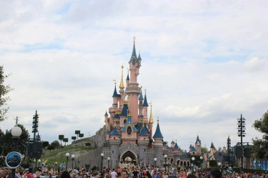Pernikahan di Disneyland Paris Picu Kehebohan karena Pengantin Perempuan Masih Anak Kecil, Begini Faktanya