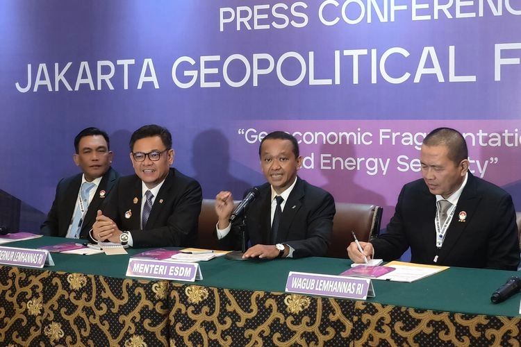 Ada Perang Iran-Israel, Bahlil: Jangan Kita Ribut Sendiri