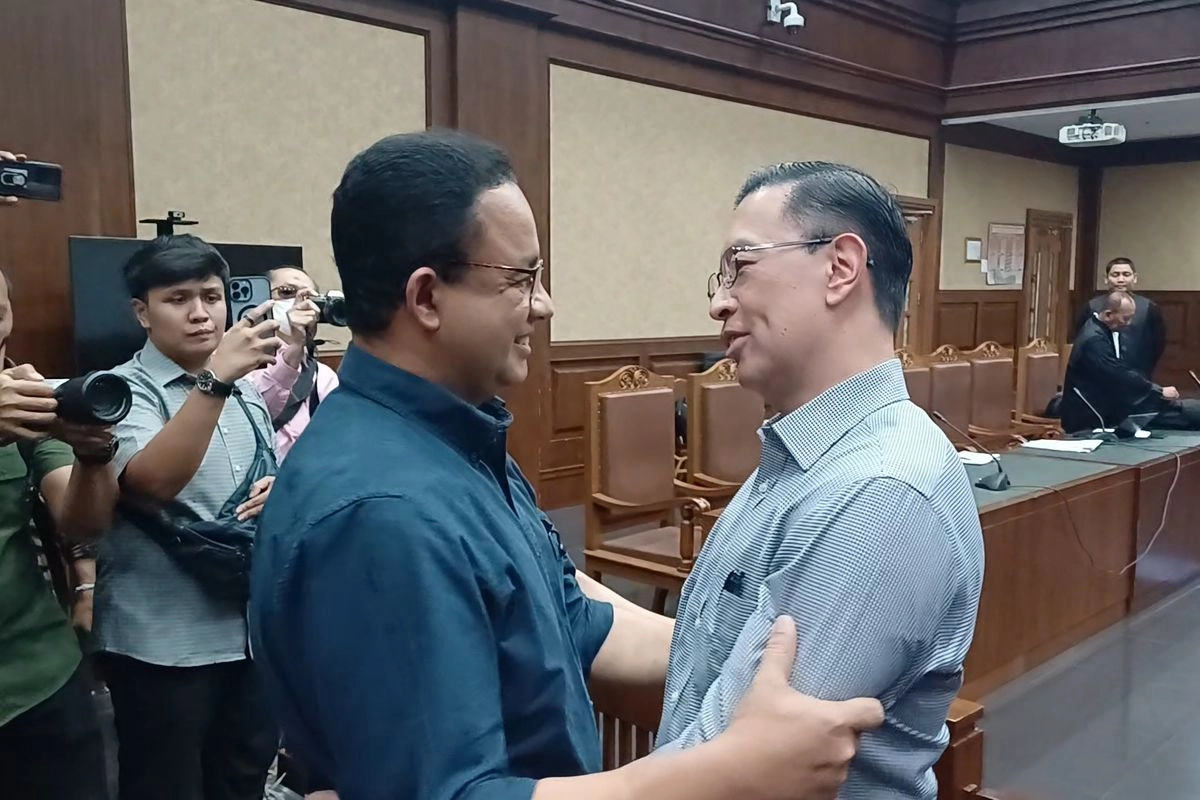 Anies Geleng-geleng Lihat Tangan Tom Lembong Diborgol