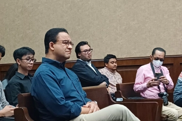 Anies Hadiri Sidang Tom Lembong, Disambut Lambaian Tangan