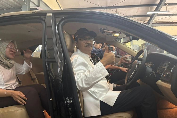 Canda Gus Ipul Jajal Mobil Roll Royce Rp 2,5 Miliar: Kelihatan Kaya Enggak?