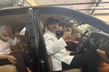 Canda Gus Ipul Jajal Mobil Roll Royce Rp 2,5 Miliar: Kelihatan Kaya Enggak?
