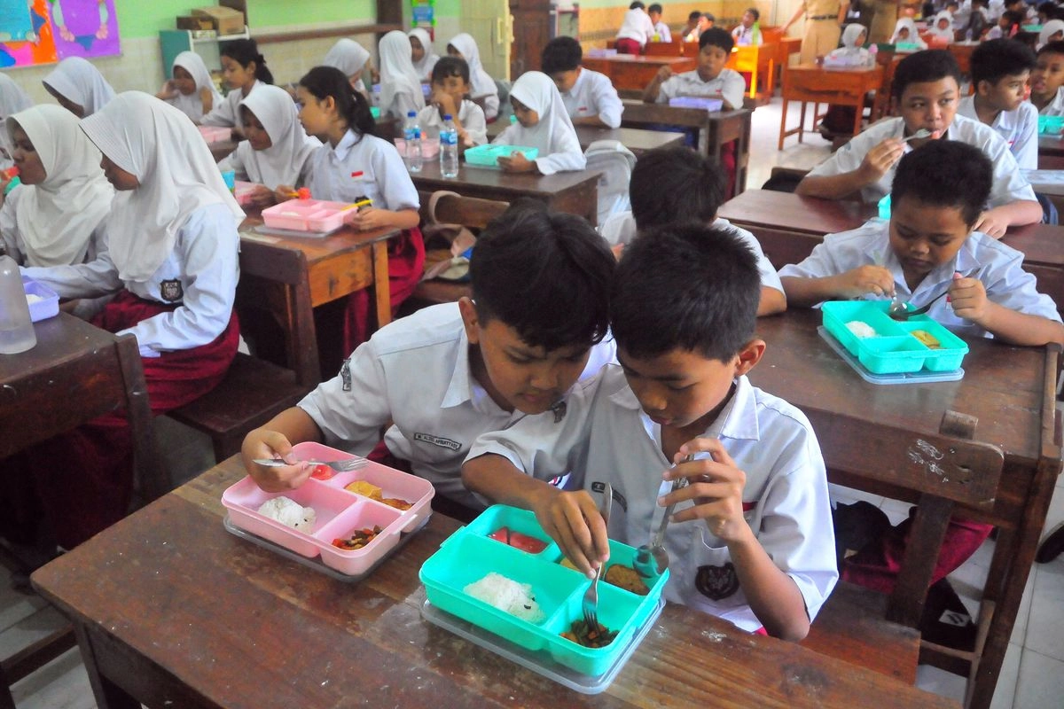 Kepala BGN Tegaskan Tak Ada Kebijakan Beri Bahan Mentah di Makan Siang Gratis