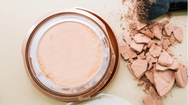 6 Rekomendasi Bedak Two Way Cake Terbaik, Harga Terjangkau untuk Anak Sekolah