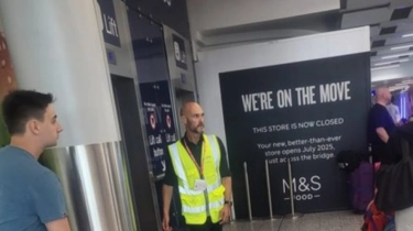 Menyedihkan! Pelatih Nathan Tjoe-A-On di Swansea City Kini Jadi Pekerja Bandara