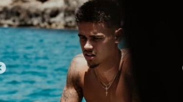 Viral! Ekspresi Mees Hilgers Pandangi Paha Mulus Saat Liburan di Ibiza