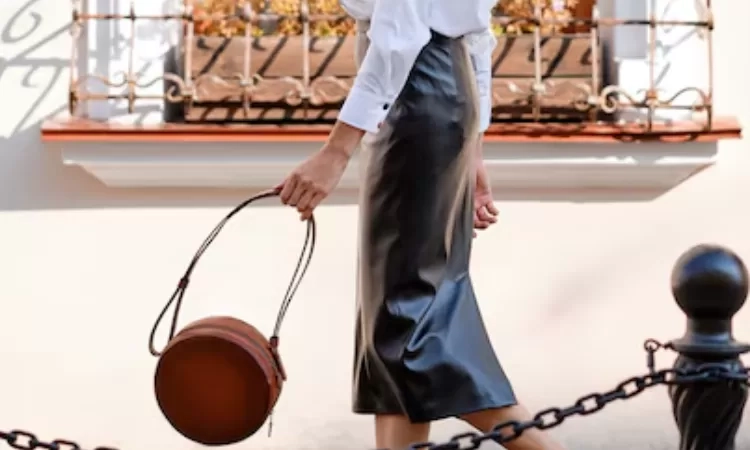 15 Padu Padan Rok Kulit yang Fleksibel Dipakai Sepanjang Hari, Buat Rok Anda Tidak Terkesan Kaku dan Kuno