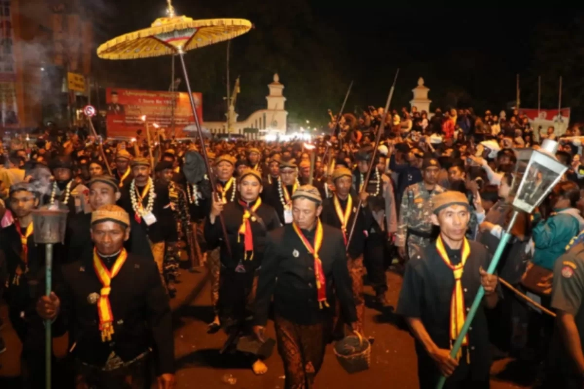 Kirab Pusaka Malam 1 Suro di Keraton Surakarta dan Yogyakarta Menjadi Simbol Spiritualitas dan Weton