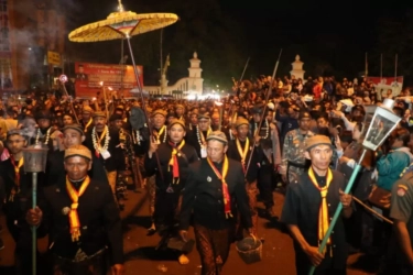 Kirab Pusaka Malam 1 Suro di Keraton Surakarta dan Yogyakarta Menjadi Simbol Spiritualitas dan Weton