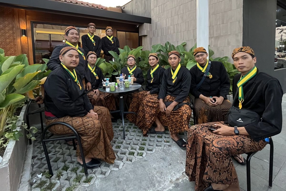 Gaya Pria Peserta Kirab Malam 1 Suro, Tampil Maksimal dengan Busana Jawa