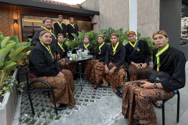 Gaya Pria Peserta Kirab Malam 1 Suro, Tampil Maksimal dengan Busana Jawa