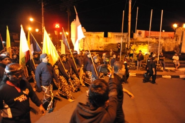 Mengapa Warga Jogja Jalan Kaki Keliling Keraton Saat Malam 1 Suro?
