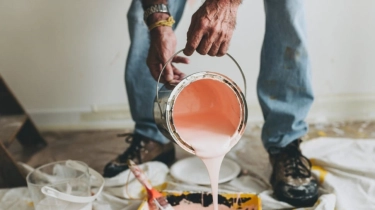 6 Rekomendasi Merek Cat Tembok Waterproof Andalan: Rumah Antibocor Bye-bye Rembes