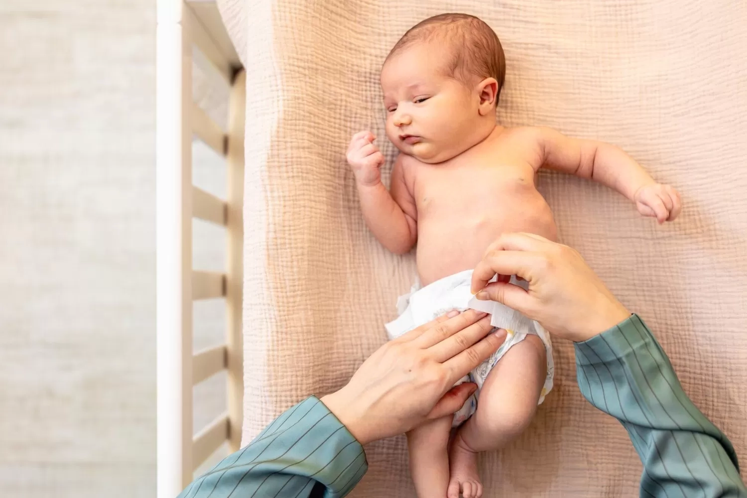 7 Cara Mengenali Warna dan Tekstur Feses Bayi Baru Lahir untuk Memantau Kesehatan Sejak Masa Menyusui Awal