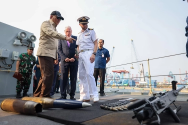 Menhan Sjafrie Sjamsoeddin Kunjungi Kapal Perang Inggris yang Sedang Sandar di Tanjung Priok