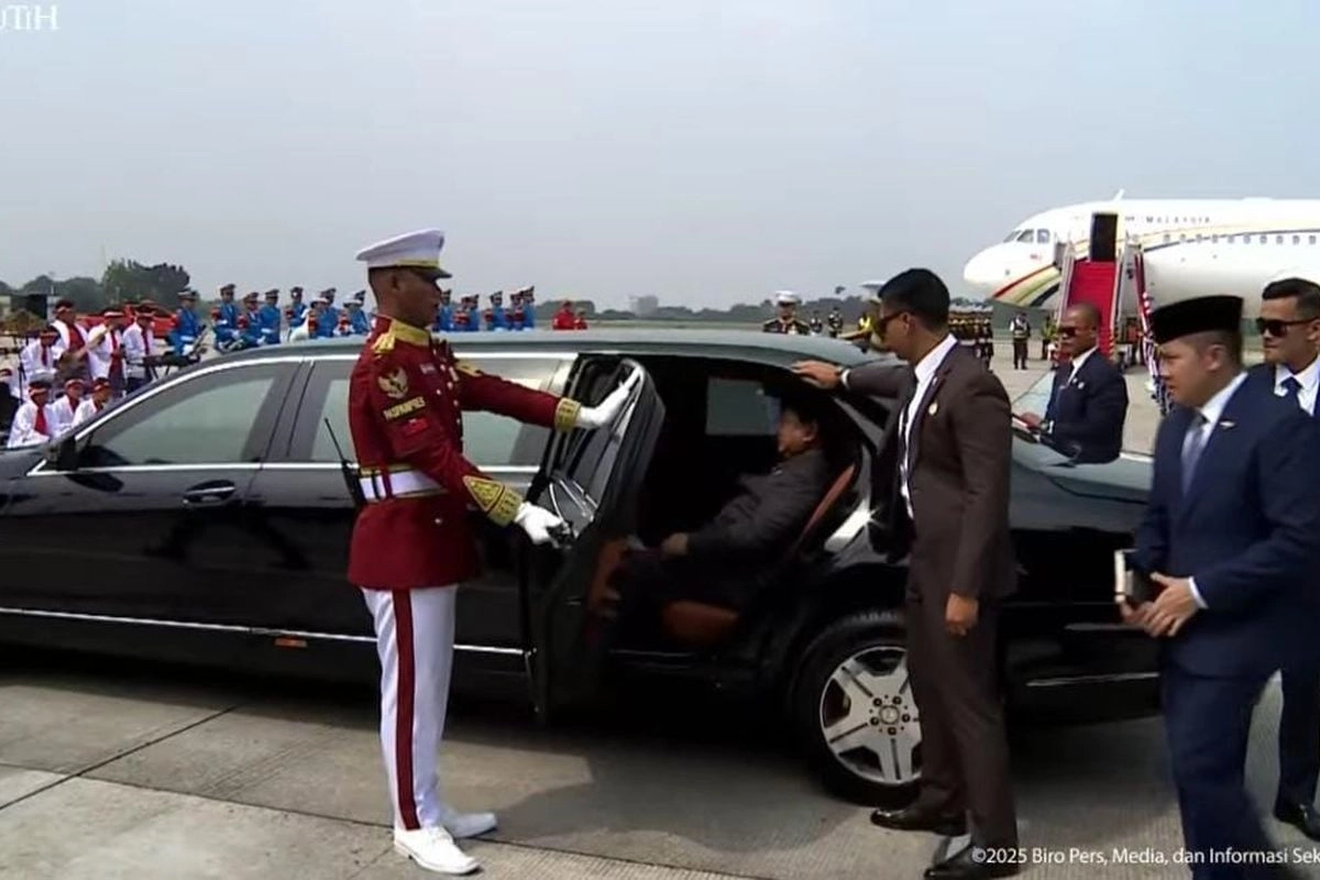 PM Malaysia Anwar Ibrahim Tiba di Lanud Halim, Dijemput Langsung Prabowo
